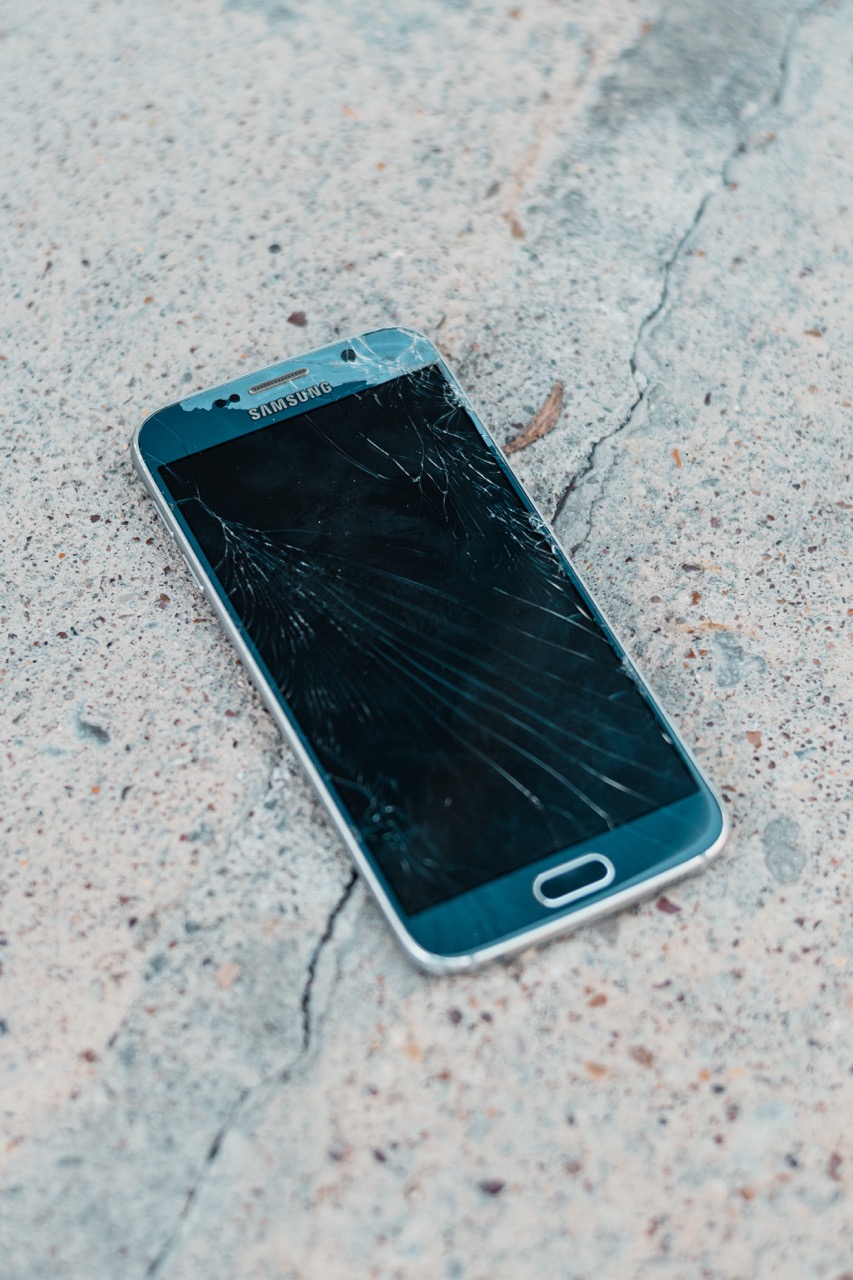 Picture of broken samsung phone